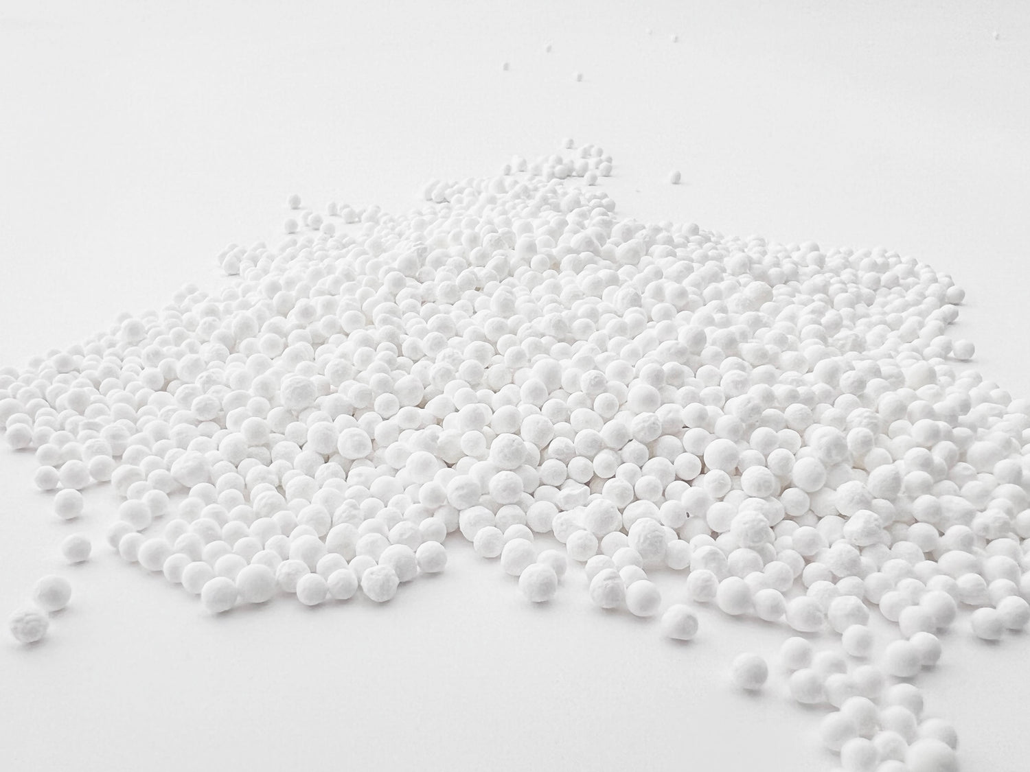 白い小さな粒状のろ材亜硫酸カルシウム